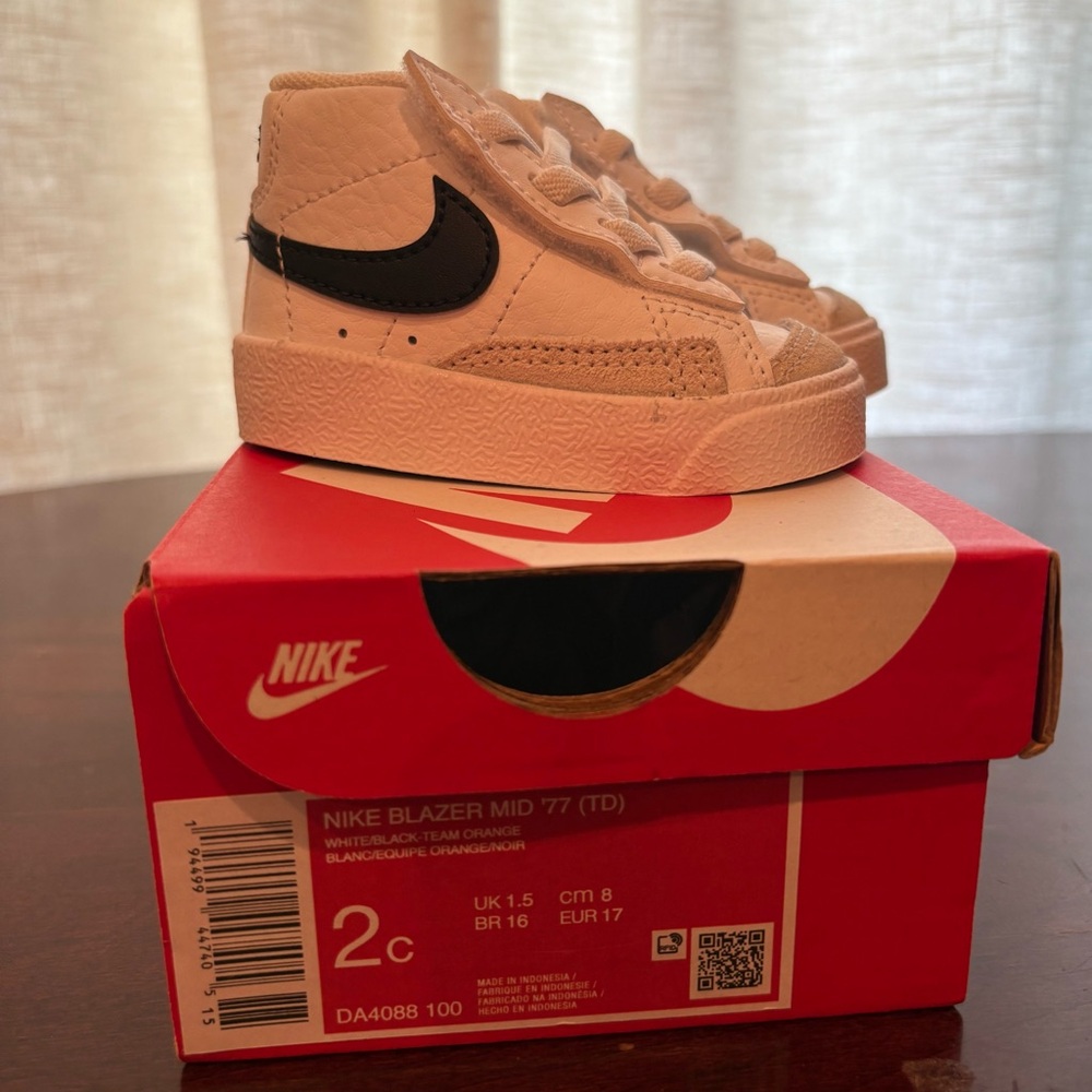 Nike Blazer Mid '77 in White and Black Size 2c